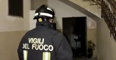Paura a Taranto per un incendio in Via Pola