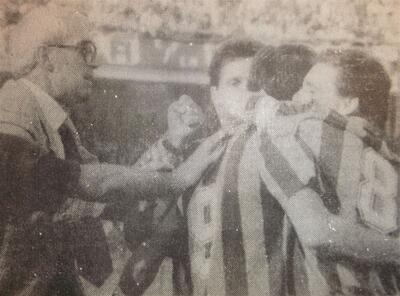 11/09/1988, 1a giornata di B: Il rossoblu Lerda, con la 9, festeggiato da Roselli, Paolucci e dal compianto Veneranda dopo il momentaneo 1-1