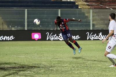Nella foto Max Todaro, Kanoute insacca di testa il 2-0