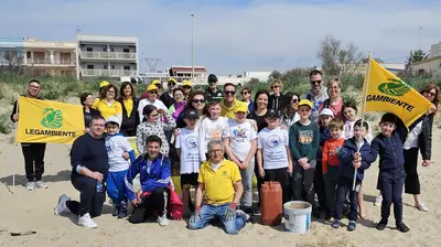 Ripulita la spiaggia di Chiatona