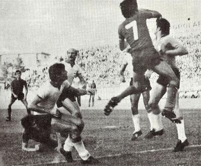 Taranto-Novara 0-0: 28/09/1975, giovane Garella anticipa il rossoblu Scalcon con il 7.Al centro con i baffi lo storico capitano del Novara Giovanni Udovicic