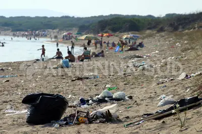 Rifiuti in spiaggia (foto Todaro/AntennaSud)