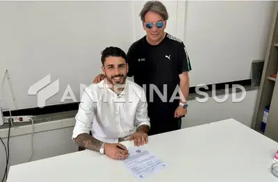 Tommaso Nobile mentre firma il contratto con Eziolino Capuano