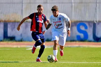 Il centrocampista del Bisceglie Juan Martinez, in maglia bianca, in azione (foto Emmanuele Mastrodonato)
