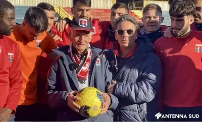 Eziolino Capuano con Carmine e la sua squadra