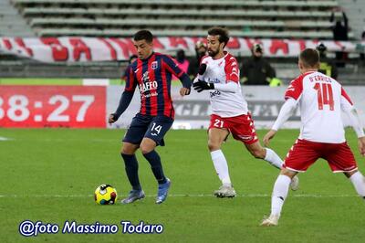 Qui, Di Gennaro contende un pallone proprio a Bellocq