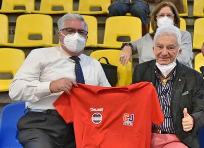 Sergio Cosenza, presidente del CJ Basket Taranto, con Tonio Bongiovanni, numero 1 della Prisma Taranto. Alle spalle, Elisabetta Zelatore