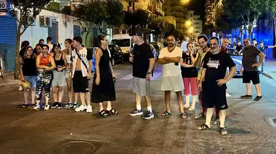 Esasperati: dopo ore senza luce, i cittadini hanno deciso di scendere in strada per protestare pacificamente (foto Francesco Manfuso)