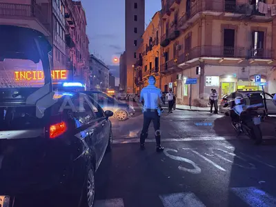 Taranto, moto investe un uomo di 74 anni in pieno centro (foto Francesco Manfuso)