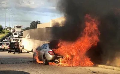 Auto in fiamme a Taranto: traffico su viale Jonio