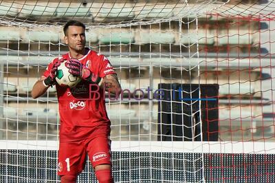 Frattali, portiere del Bari, nella foto Emmanuele Mastrodonato