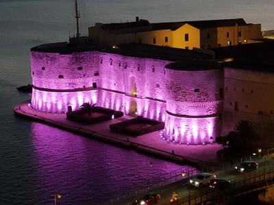 Il Castello Aragonese illuminato di viola