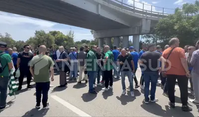 Operai Ex Ilva bloccano la statale