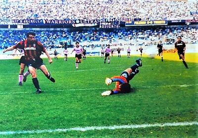 Il rossoblu Soncin cerca di superare Taglialatela nell’ultimo Palermo-Taranto del 3 maggio 1992