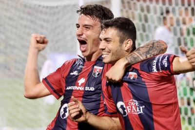 Enrici festeggia il suo gol con Samele (Foto Max Todaro)