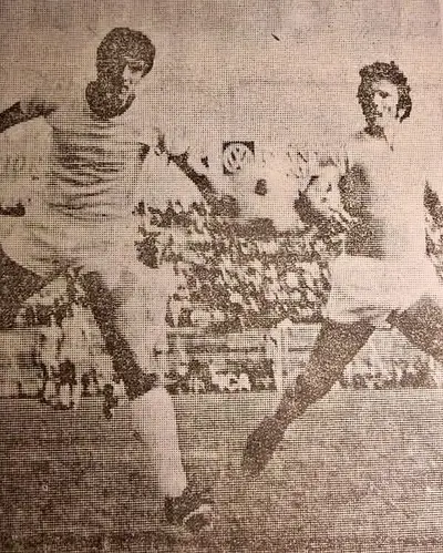 Stefano Dradi contrasta Beppe Savoldi nella gara del 6 giugno 1978.