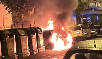Auto distrutta dalle fiamme nella notte a Taranto (foto Manfuso)
