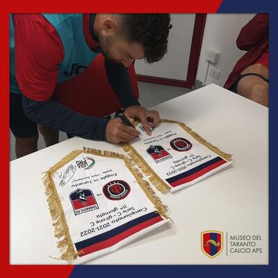 Mario Pacilli firma il gagliardetto di Foggia-Taranto