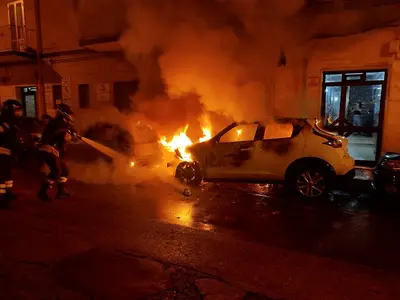 Taranto, rogo in via Siracusa: due vetture in fiamme (foto Manfuso)