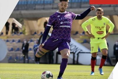 Michele Emmausso mentre calcia il rigore del 3-3 (foto SS Campobasso)