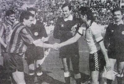 18/02/1990: Taranto-Palermo 0-0, scambio gagliardetti tra Roselli e Pocetta davanti ad Arena di Ercolano