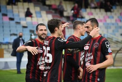 I calciatori del Foggia esultano dopo il gol (Foto: Antonello Forcelli)