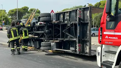 Camion si ribalta alla rotatoria di Parco Cimino (foto Francesco Manfuso)