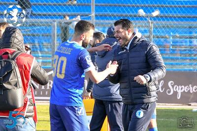 Vito Di Bari, allenatore top della 33a Giornata, esulta dopo la vittoria sulla Paganese (Foto Fidelis Andria)