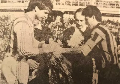 Scambio di gagliardetti tra capitani: Mazzeni per il Vicenza, Donatelli per il Taranto