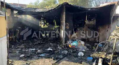 Incendio in una villa a San Vito: Vigili del Fuoco in azione