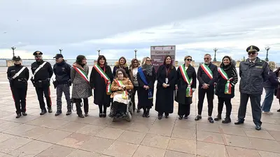 Taranto: Flashmob "60 secondi di rumore" (foto Todaro/AntennaSud)