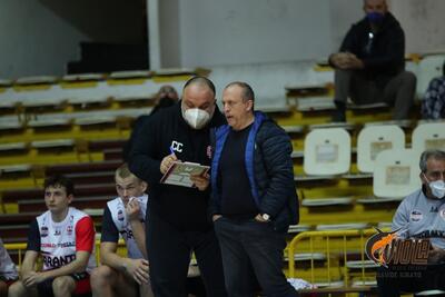 Claudio Carone con coach Olive (foto Pallacanestro Viola)