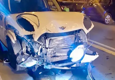 Taranto, violento scontro tra auto e autobus nel centro cittadino