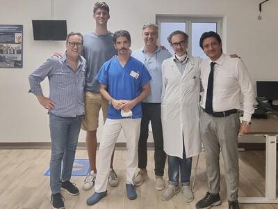 Tombolini al centro dell’equipe medica del Maugeri con Stefani e Mister Di Pinto