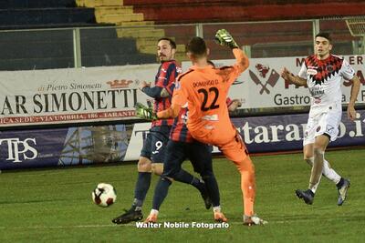 Saraniti sfrutta l’errore di Dalmasso e insacca l’1-1 (Foto Walter Nobile)