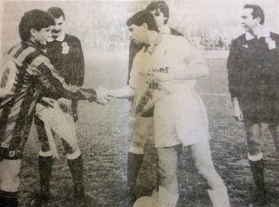 Taranto-Bari (21 febbraio 1993): ultimo derby allo Iacovone. Convenevoli di rito tra i capitani Muro e Loseto, sotto lo sguardo della terna arbitrale guidata da Nicchi di Arezzo