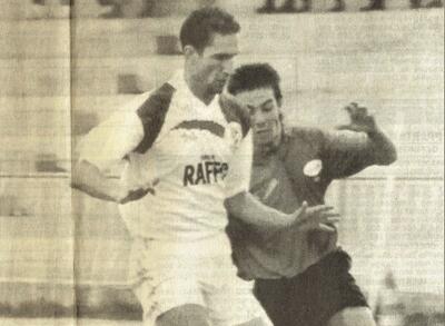Serie D, 17 ottobre 1993: Campobasso-Taranto 2-1. In foto il rossoblu Stefano Longo contrastato dal molisano Palladino