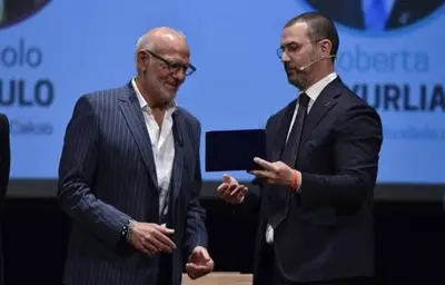 Gianpaolo Spagnulo riceve l’onorificenza (foto Ordine ingegneri Taranto)