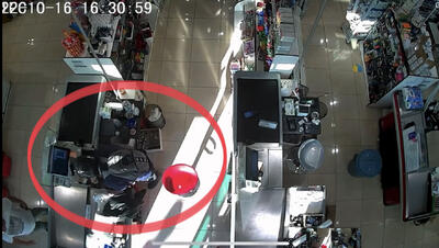 Il rapinatore ripreso dall’alto dalla telecamera di sorveglianza