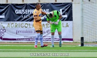 Nella foto Tonino Di Dio, Antonio Laghezza, in giallo, consola Pierluca Pizzaleo