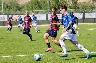 Vincenzo Potenza contrastato da Marino (foto USD Apice Calcio)
