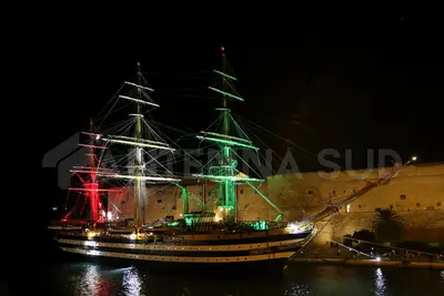L'Amerigo Vespucci davanti al Castello Aragonese di Taranto (foto Todaro/AntennaSud)