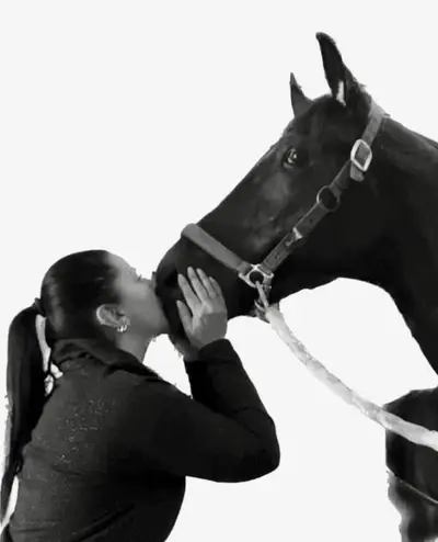 Anita Carelli bacia uno dei suoi cavalli