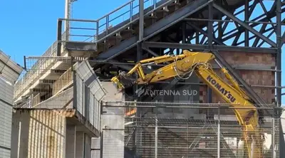 Le ruspe in azione in Curva Nord, tempio del tifo rossoblu
