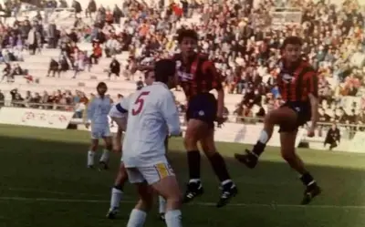 De Gregorio stacca di testa: suo il primo gol in assoluto del Taranto a Galatina. Alle sue spalle il compianto Mazzarano