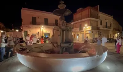 Carosino, la fontana della Sagra zampilla con il vino
