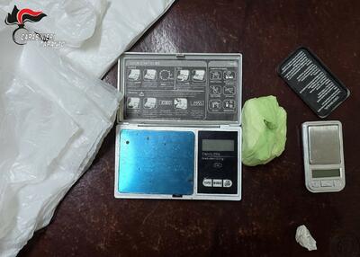 Palagiano, vede i Carabinieri e tenta la fuga: arrestato per droga