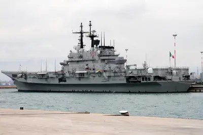 Nave Giuseppe Garibaldi (foto Todaro/AntennaSud)