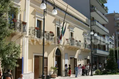 Il Municipio di Crispiano (foto Todaro/AntennaSud)