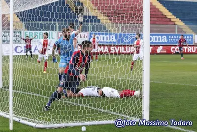 Luigi Falcone esulta dopo il gol (foto Massimo Todaro)